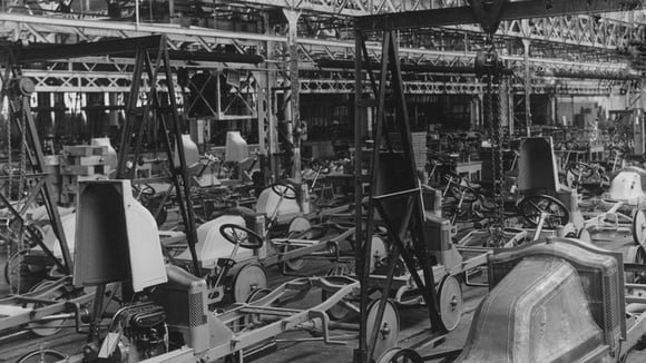 Montage dans une usine Renault au siècle dernier