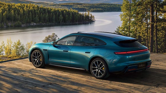 La SAIC Z7T, un break électrique développé avec Huawei, au design très proche d’une Porsche Taycan Sport Turismo