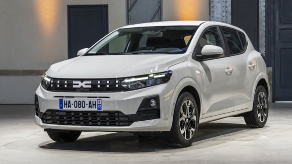 La Dacia Sandero subit une forte baisse de ses ventes en attendant la montée en puissance de sa version restylée.