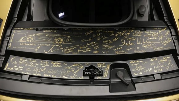 Exemplaire de Lamborghini Countach LPI 800-4 signé par des membres des équipes Lamborghini