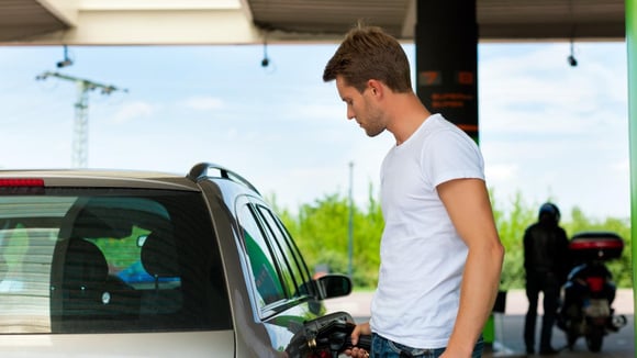 Près de 300 € de dépenses de carburant supplémentaires par an si les prix actuels demeurent en France