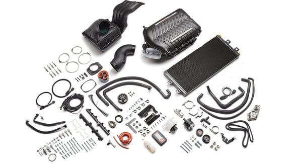 Le kit Supercharger comprend de nombreuses pièces en plus du compresseur