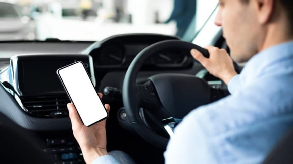 En 2023, 390 décès en France seraient liés à l’inattention due au téléphone au volant