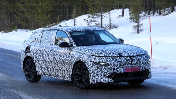 Prototype de la Lancia Gamma camouflé en test hivernal