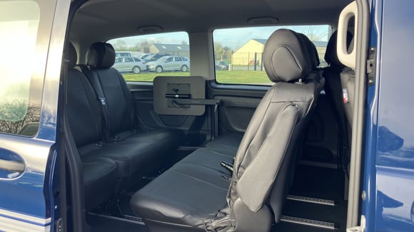 Transformation des Vito par Scorbel avec sérigraphie réglementaire et film de protection sur les vitres