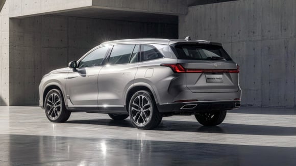 Vue arrière du MGS9 PHEV, avec des lignes pouvant rappeler certains concurrents