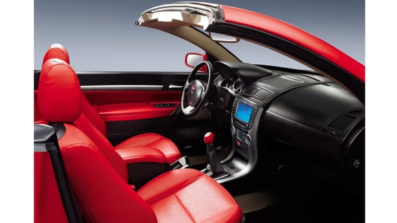 Habitacle de la BYD S8 avec une forte ressemblance avec la Renault Mégane CC