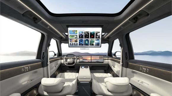 Habitacle du Volkswagen ID. Era 9X avec configuration six places et multiples écrans