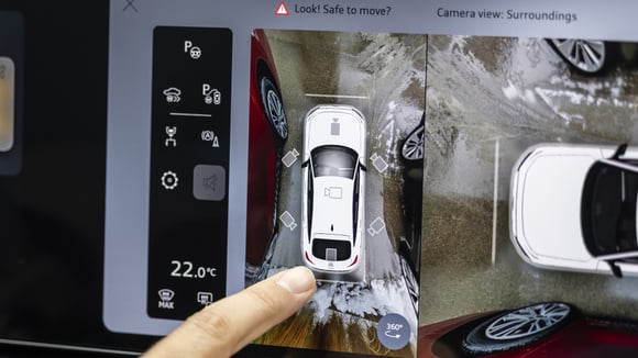 Des technologies comme les caméras et la vision panoramique aident à la visibilité, mais ne remplacent pas la vision directe du conducteur.