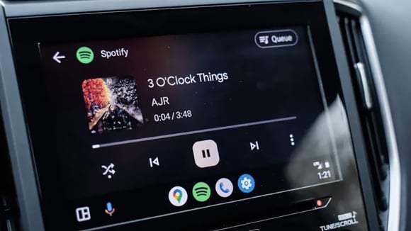 Exemple d’usage : écouter la radio oblige aujourd’hui souvent à quitter Android Auto