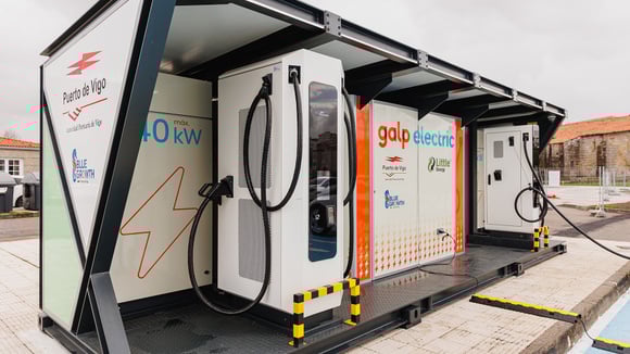 Le principe de batterie tampon permet la recharge rapide dans des zones au réseau limité