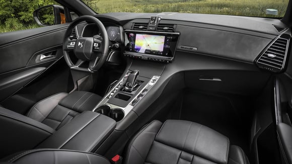 Habitacle du DS 7 avec une planche de bord partagée avec la DS 9