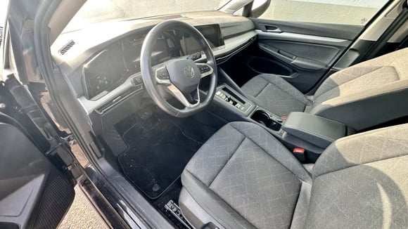 Habitacle d’une Volkswagen Golf proposée aux enchères