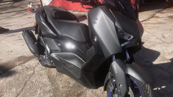 Scooter Yamaha TMax proposé lors de la vente aux enchères