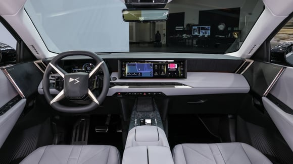 L’habitacle du DS N°7 avec ses grands écrans