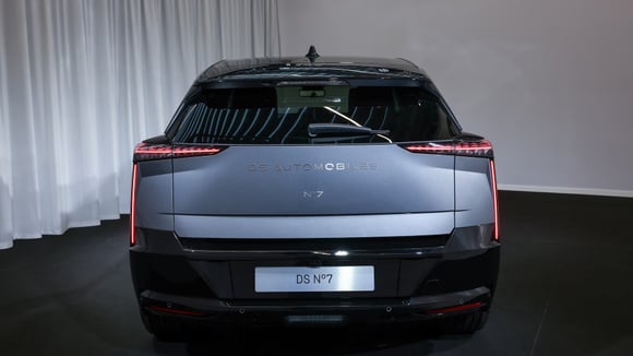 Le DS N°7 avec sa nouvelle signature lumineuse arrière