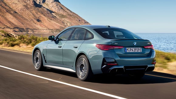 Feux arrière de BMW i4 restylée avec un motif inspiré de la BMW M4 CSL.