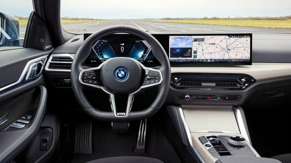 Volant de BMW i4 restylée avec méplat en partie basse.