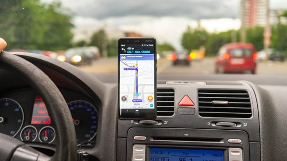 Des alertes Waze affichées sur les panneaux d’autoroute en Estonie