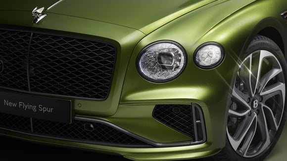 Bentley revoit ses ambitions électriques et connaît un repli de sa marge opérationnelle