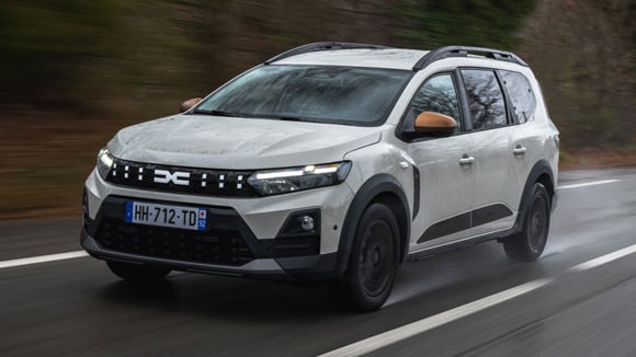 Dacia Jogger restylé : nouvelle signature lumineuse et bouclier plus affûté