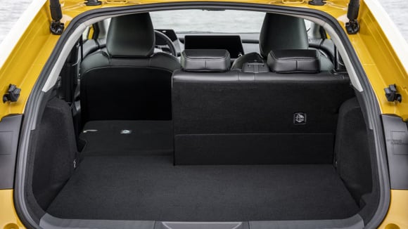 La Toyota Prius 5 offre un coffre réduit et des places arrière peu spacieuses