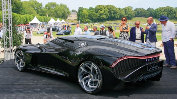 La Bugatti La Voiture Noire lors de sa présentation, devenue une référence parmi les voitures neuves les plus chères