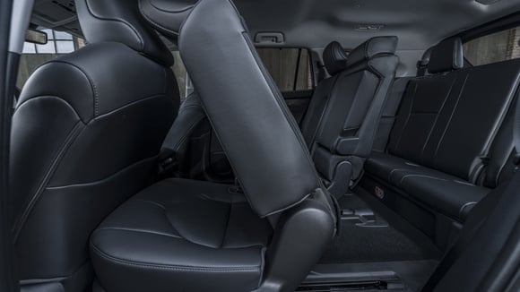 Sur certains Toyota Highlander, le verrouillage de la deuxième rangée de sièges peut être défectueux.