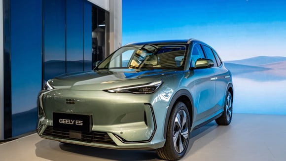 Le Geely E5 électrique arrive sur un segment très encombré en Europe