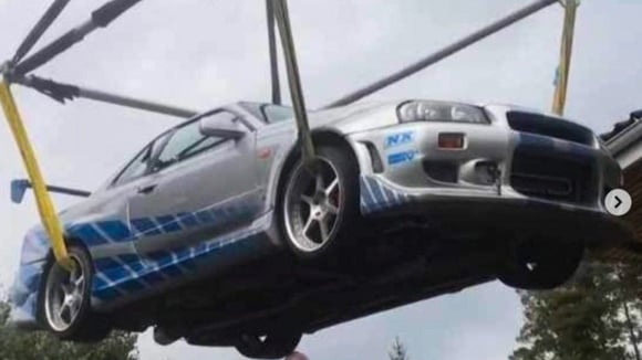 La Nissan Skyline GT-R R34 sortie au moyen d’une grue