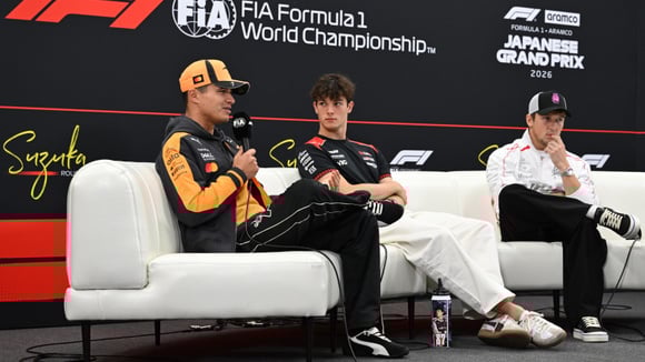 Oliver Bearman au point presse du Grand Prix du Japon 2026, entre Lando Norris et Liam Lawson