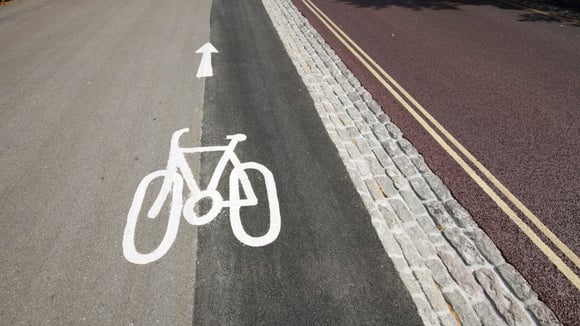 Des cyclistes sur le périphérique : circulation envisagée en journée et sous conditions