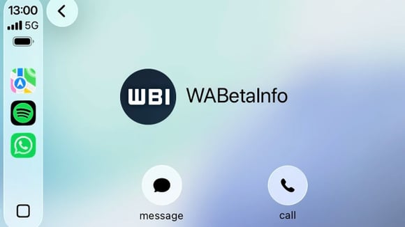 Onglet WhatsApp sur CarPlay affichant l’historique des appels entrants, sortants et manqués