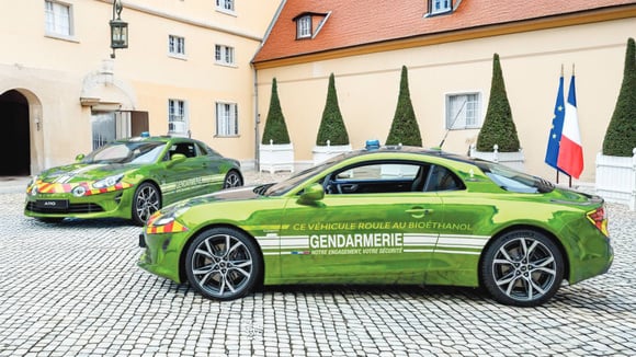 Des véhicules de l’État, dont des Alpine A110 de la Gendarmerie nationale, convertis au bioéthanol E85 via l’entreprise FlexFuel.