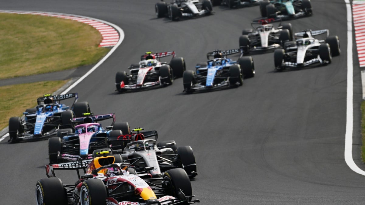 Départ explosif au GP du Japon 2026 : Mercedes se manque, Piastri surgit en tête !