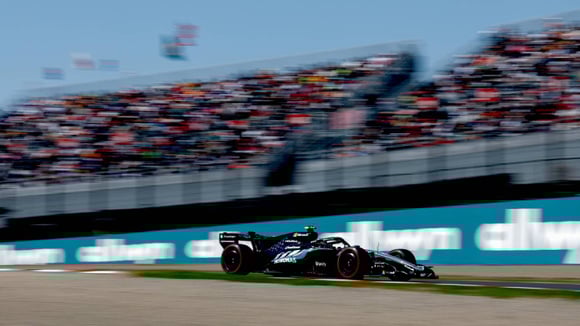 Kimi Antonelli au volant de sa Mercedes, en pole position au Grand Prix du Japon 2026