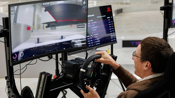 Le concept The Ring d’UDC permet de piloter une voiture radiocommandée avec un cockpit de simulation