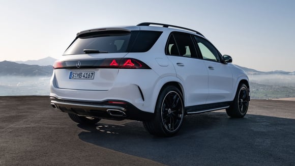 Arrière du Mercedes GLE restylé avec bandeau noir entre les feux