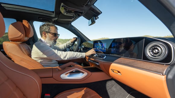 Vue de l’interface à trois écrans dans le Mercedes GLE restylé