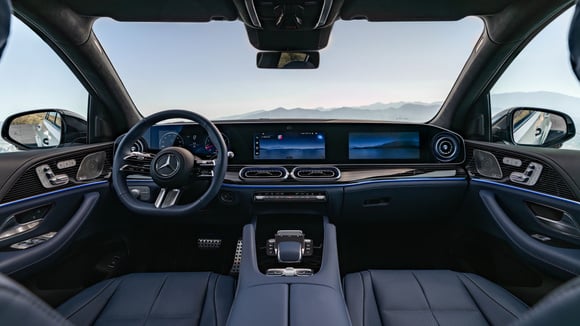 Planche de bord du Mercedes GLE restylé avec triple écran sous un même bandeau
