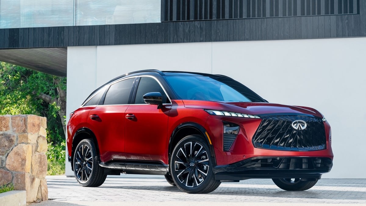 Infiniti met de l’or dans sa peinture : un rouge spectaculaire… et des galères de sécurité à la clé