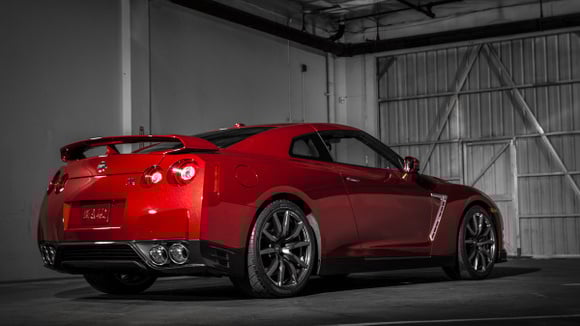 La Nissan GT-R en teinte Regal Red contenant des pigments d’or