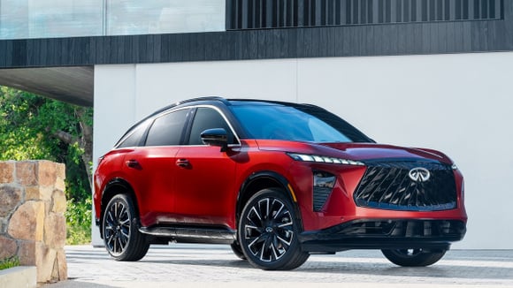 Le SUV Infiniti QX65 en peinture Sunfire Red avec reflets dorés