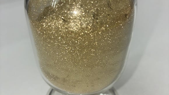 Des pigments d’or transportés en camion blindé pour la peinture Sunfire Red