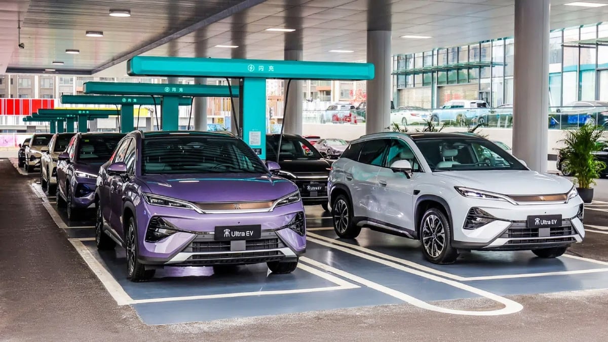 Les États-Unis veulent bannir les voitures chinoises jusque dans leur logiciel : l’escalade qui inquiète déjà l’Europe