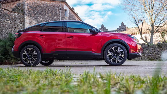 La Citroën ë-C4 électrique annoncée en LLD à un loyer inférieur à la version hybride