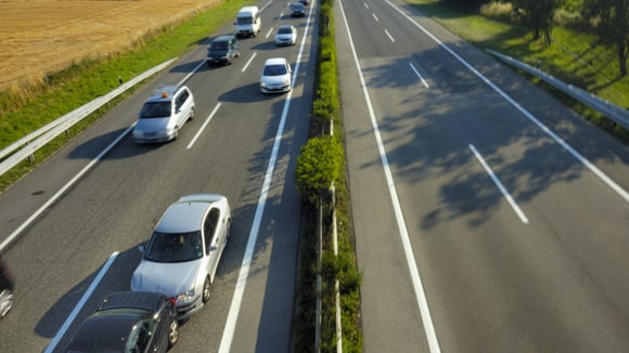 Bison Futé prévoit un trafic dense vendredi et lundi, avec plusieurs axes à éviter selon les jours.