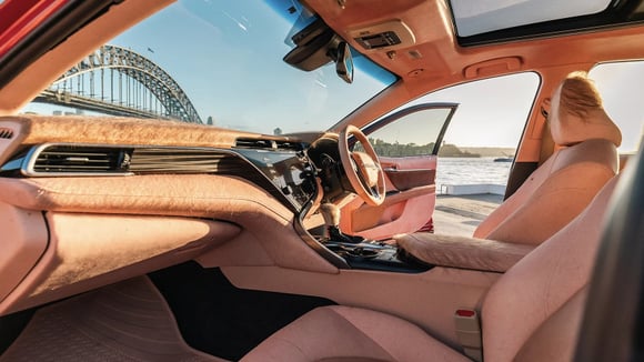 Une voiture à “peau humaine” qui réagit au soleil pour illustrer l’exposition aux UV en voiture