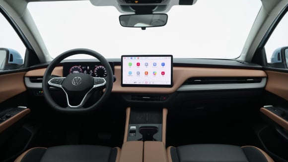 Vue des places avant de la Volkswagen Sagitar S