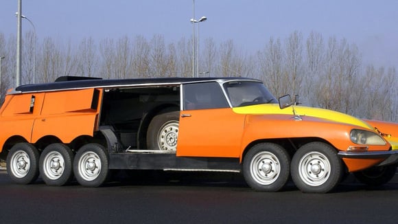 La DS Mille Pattes a roulé sur route ouverte malgré une largeur de 2,45 m